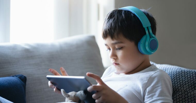 China está considerando limitar el tiempo de uso de smartphones para los niños a dos horas al día.