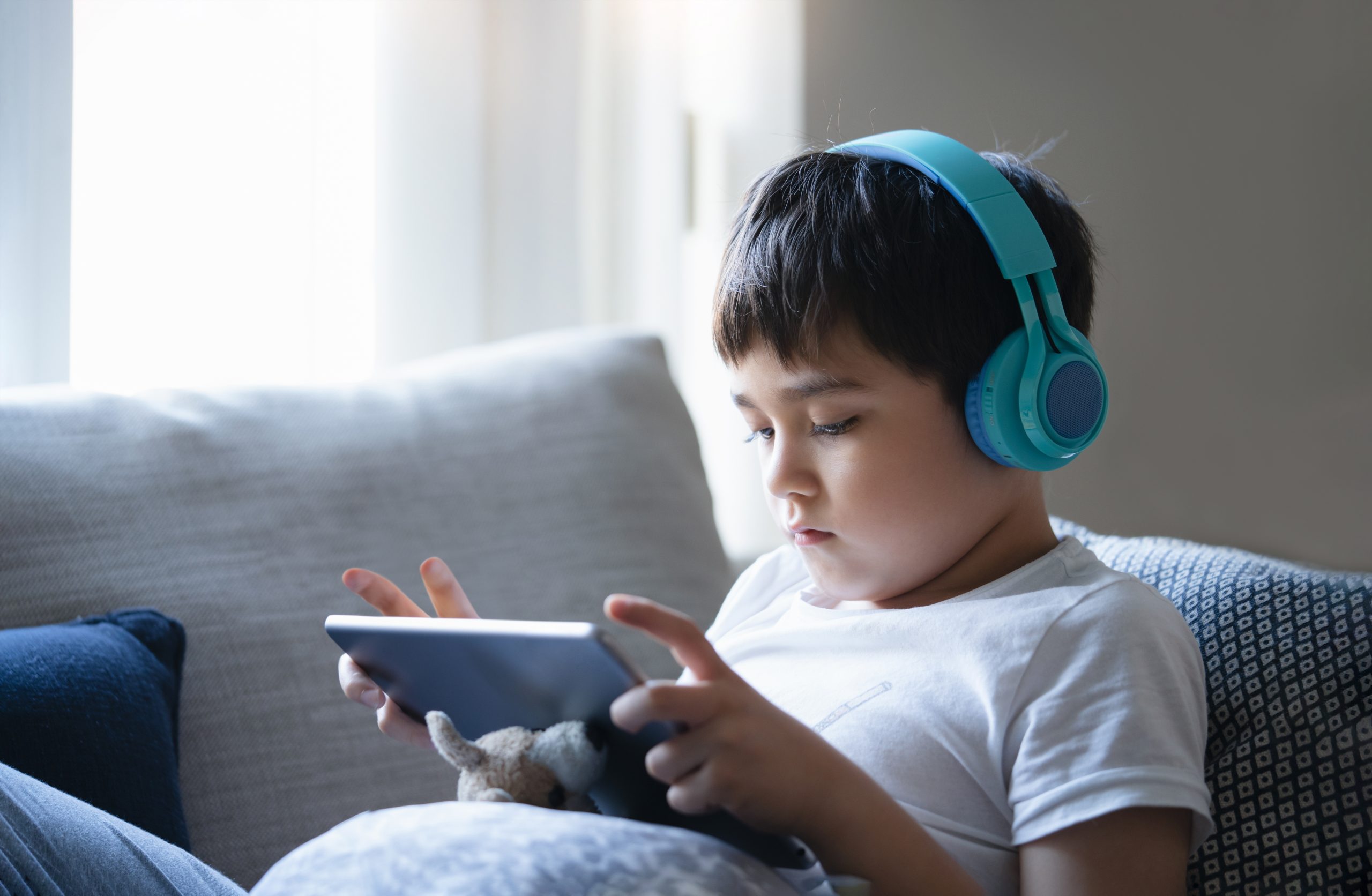China está considerando limitar el tiempo de uso de smartphones para los niños a dos horas al día.