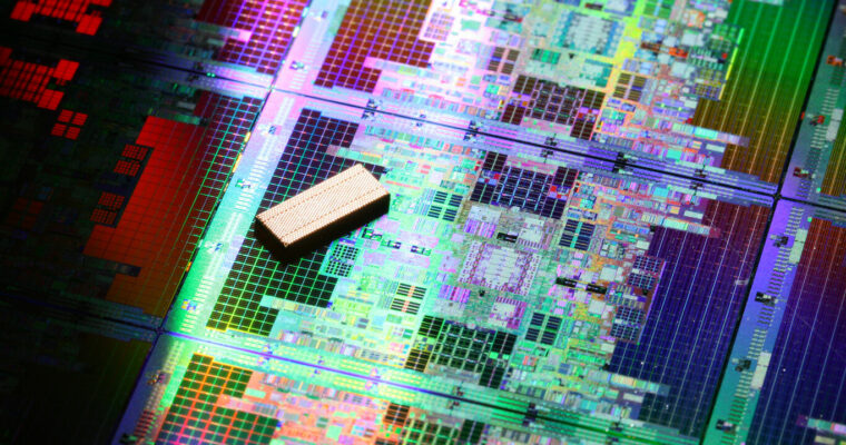 El CEO afirma que los próximos chips de Intel permitirán a las computadoras personales competir con las Macs el próximo año.