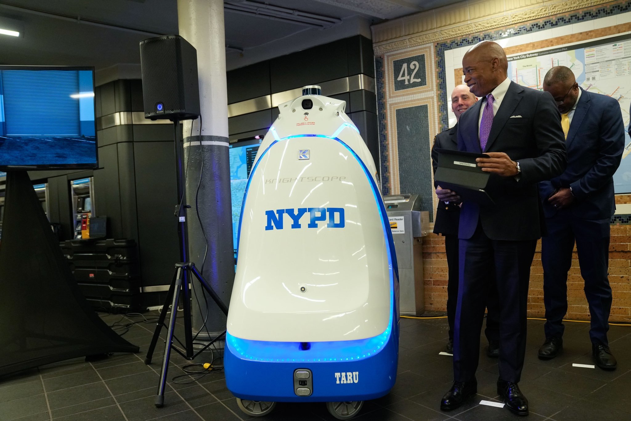 Un robot de seguridad de la policía de Nueva York (NYPD) estará patrullando la estación de metro de Times Square.