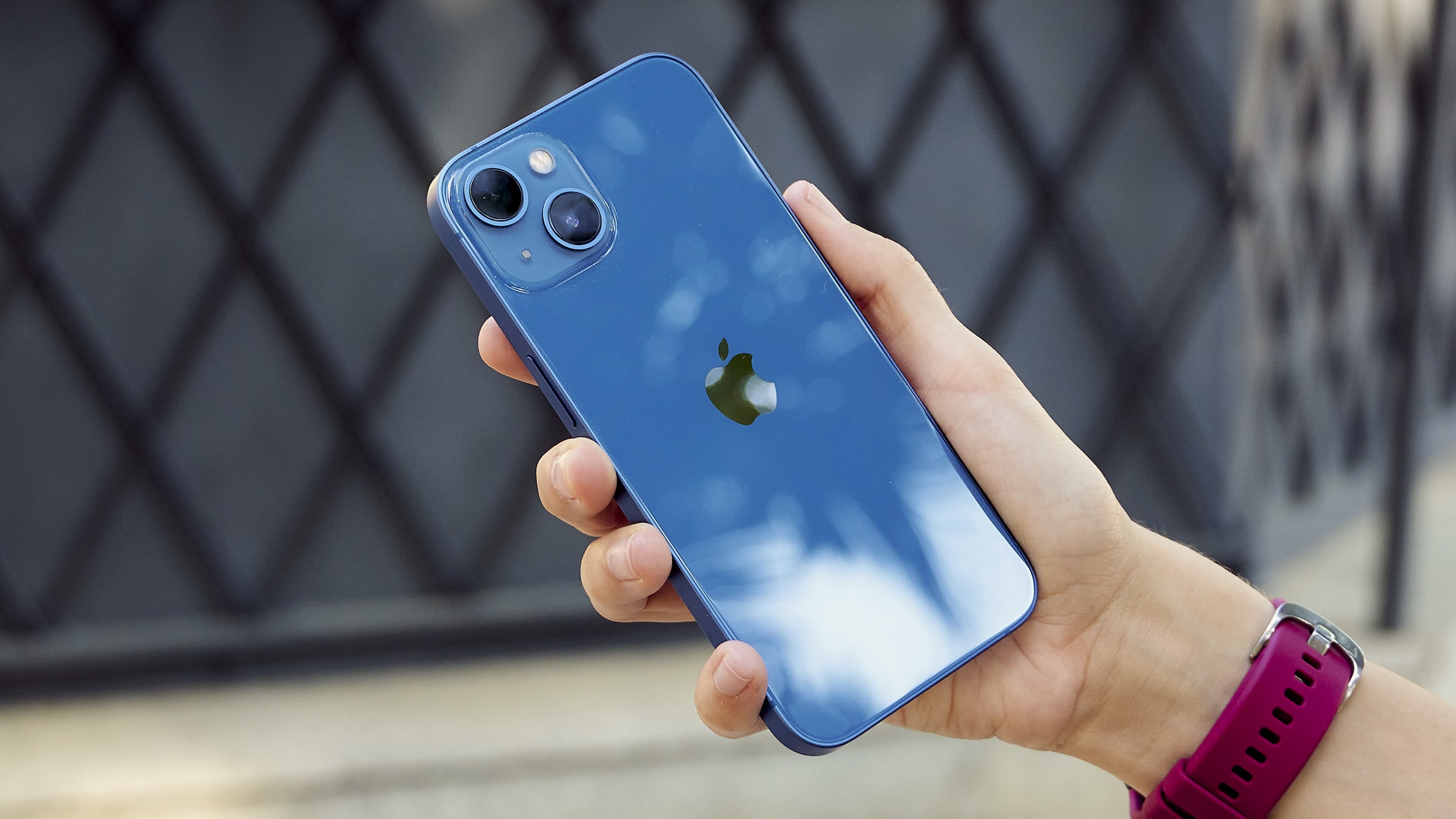El iPhone 13, nuevo descuento en Amazon para el modelo azul de 128GB.