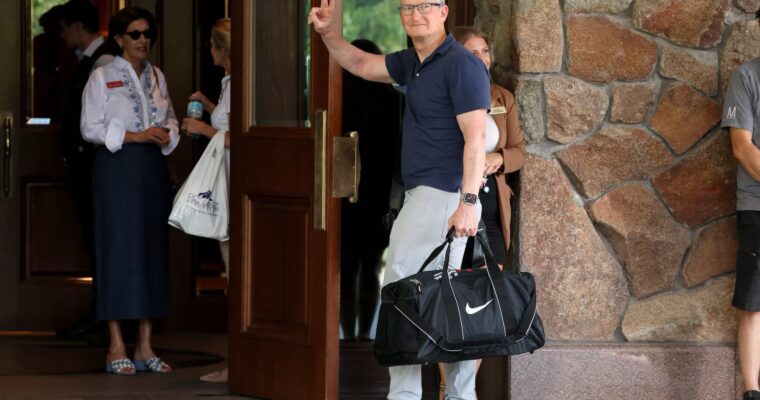 El CEO de Apple, Tim Cook, y el jefe de software, Eddy Cue, asisten a la Conferencia Sun Valley