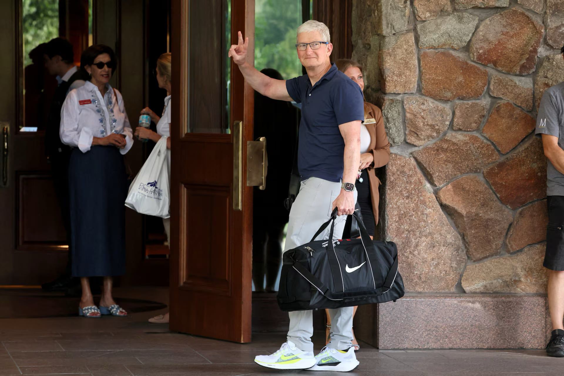 El CEO de Apple, Tim Cook, y el jefe de software, Eddy Cue, asisten a la Conferencia Sun Valley