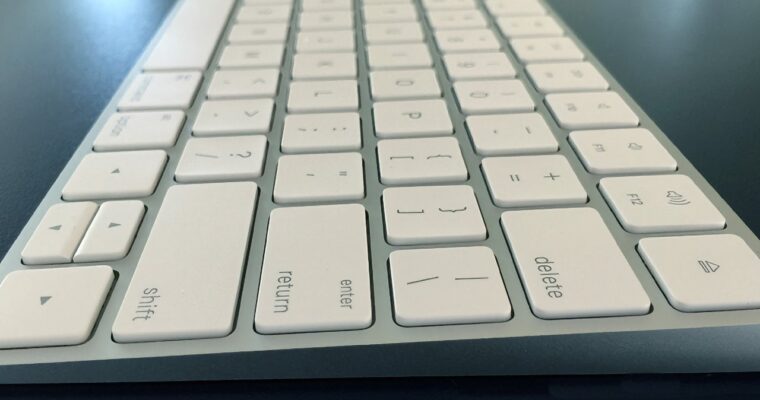 Apple mirando hacia el pasado, trabajando en cómo colocar una Mac en un teclado» 

Título SEO en español: «Innovación de Apple: Mac integrada en un teclado