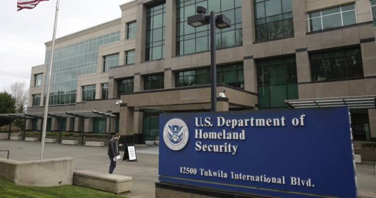 Título SEO en español: Desmantelada red de fraude de manzanas en varios estados por el DHS tras una parada de tráfico
Título traducido al español: Anillo de fraude de manzanas en varios estados expuesto por el DHS después de una parada de tráfico