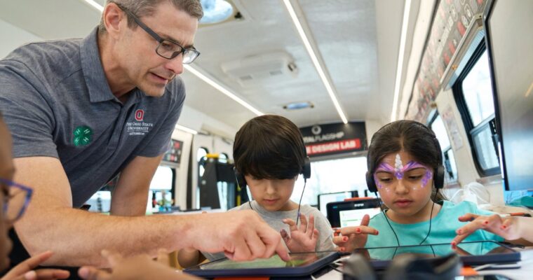 Apple destaca cómo su tecnología está ayudando a 4-H» 

Título SEO en español: «Descubre cómo Apple está apoyando a 4-H con su tecnología