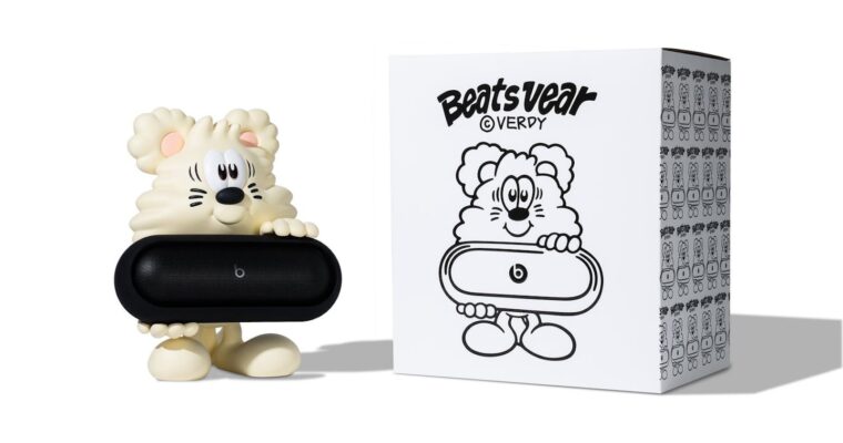 Figura coleccionable de oso de Beats y Verdy que sostiene tu Beats Pill