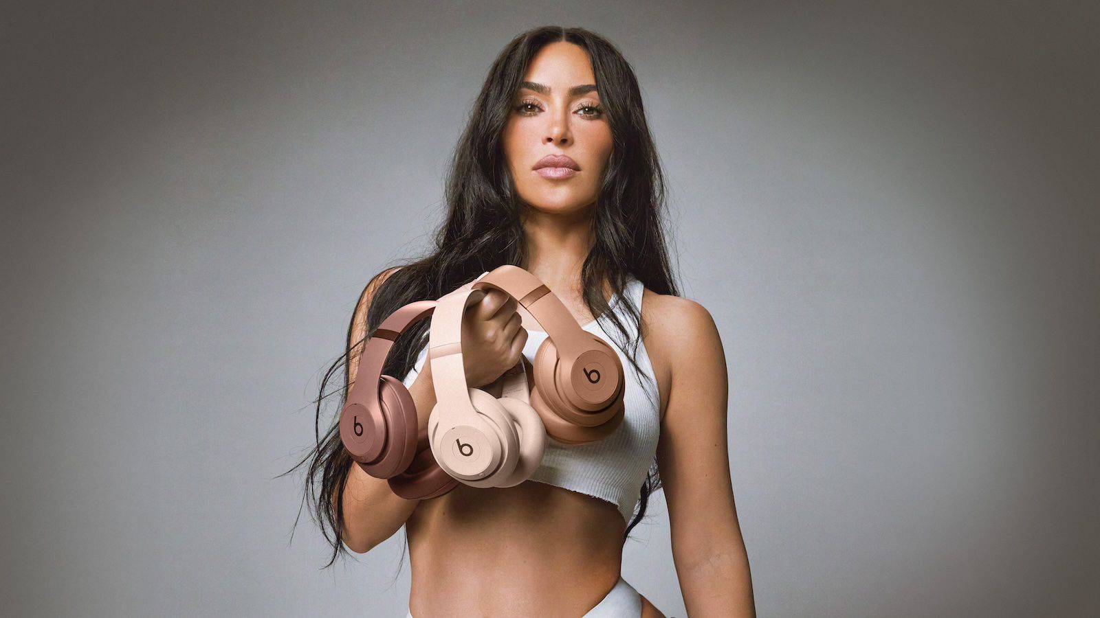 Beats y Kim Kardashian se unen para lanzar nuevos colores de los auriculares Beats Studio Pro